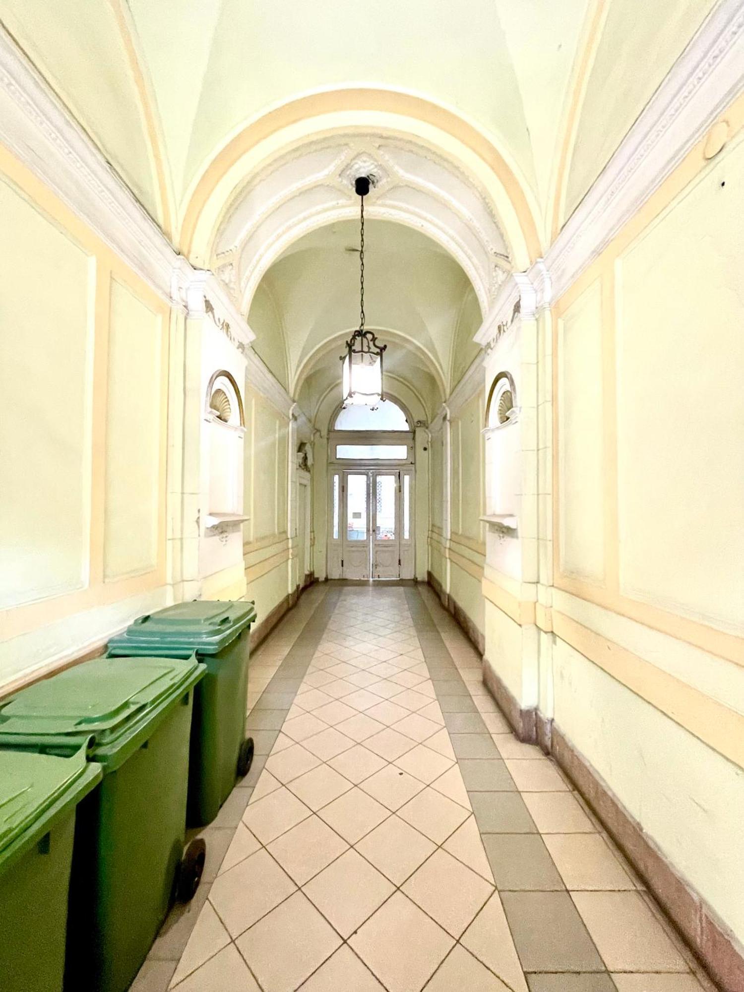 Amazing Swedish 3 Rooms Apartment In The City Center Budapest Exterior photo